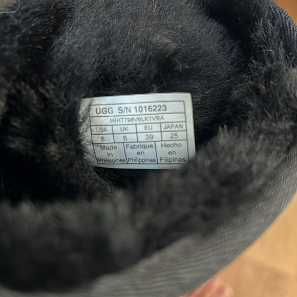 UGG® Classic Short II, Size Women’s 8 - Picture 9 of 10